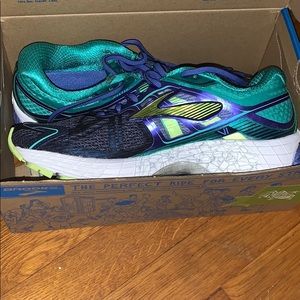 NWT Brooks Ravenna 6
